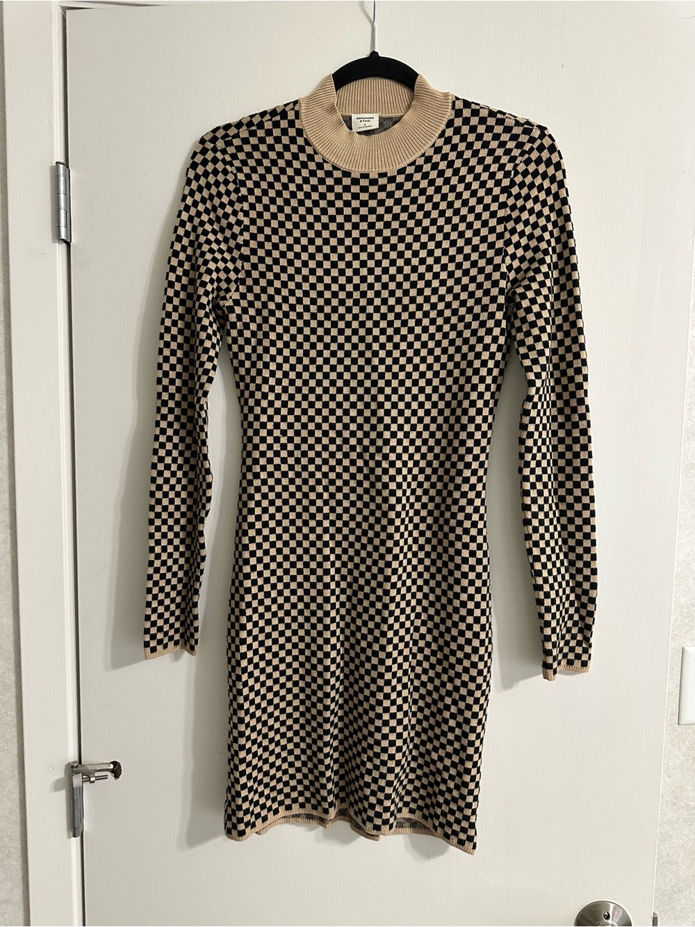 Abercrombie & Fitch Checkerboard Knit Long Sleeve Dress โ Beige & Black
